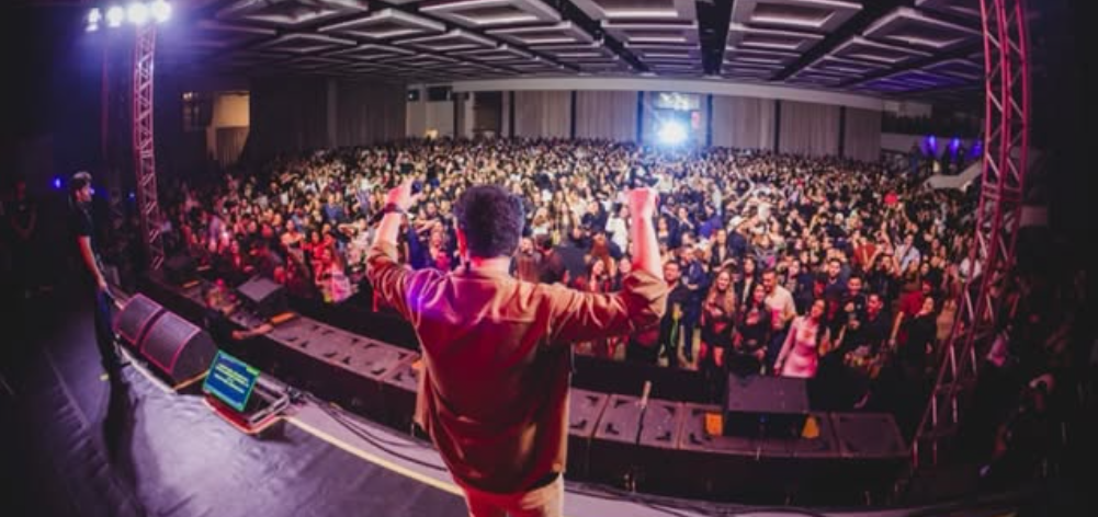 Visão panorâmica do público lotado no Majestic Hall assistindo ao show de Hugo e Guilherme e Kamisa 10 em Ponta Porã