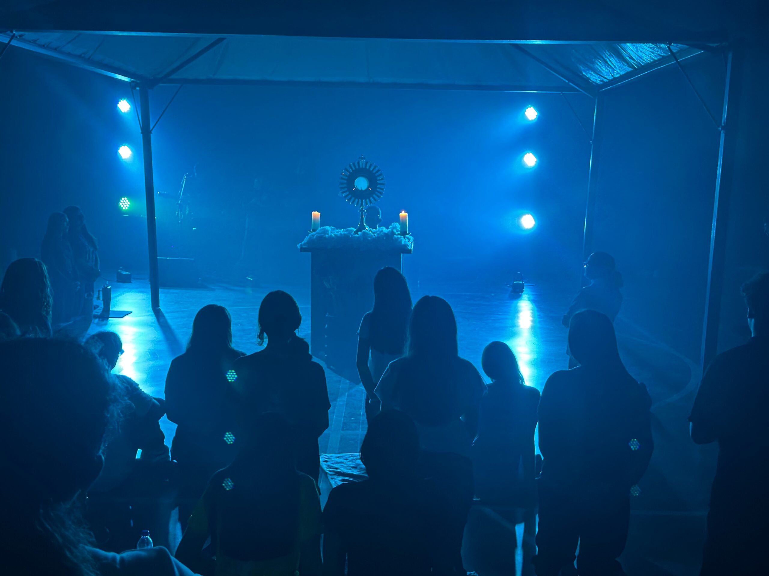 Jovens católicos participando de momento de louvor e adoração no Cenáculo do Êxodo em Ponta Porã.