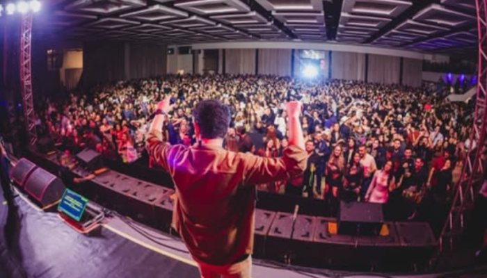Visão panorâmica do público lotado no Majestic Hall assistindo ao show de Hugo e Guilherme e Kamisa 10 em Ponta Porã
